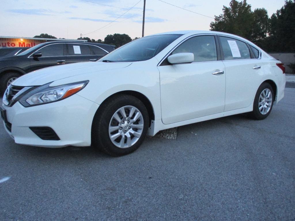 Nissan Altima photo 2