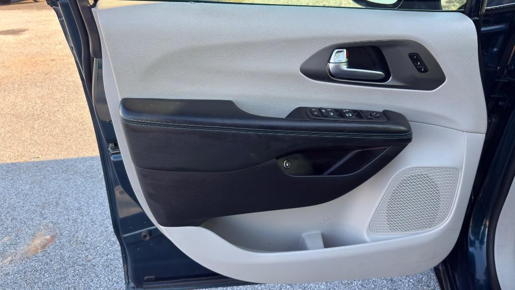 2021 Chrysler Pacifica Hybrid Touring L - Photo 9