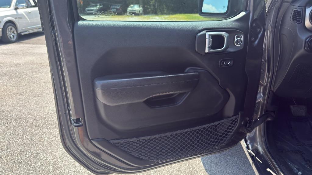 Jeep Wrangler photo 9